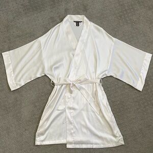 Short kimono sleeve robe